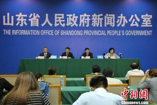 5月22日，山东省政府召开新闻发布会解读该省近日印发的《关于进一步深化医药卫生体制改革的意见》。　赵晓　摄