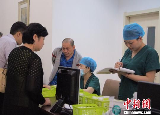 资料图：山东大学第二医院的护士正在为病人服务。　赵晓 摄